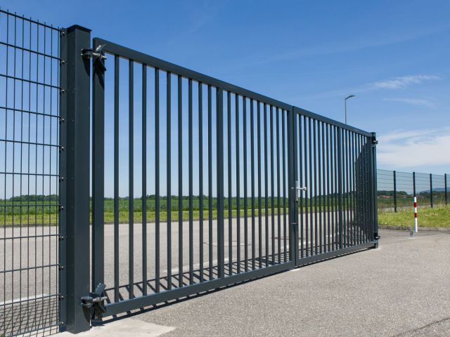 INOVA Drehflügeltor Industrie 1