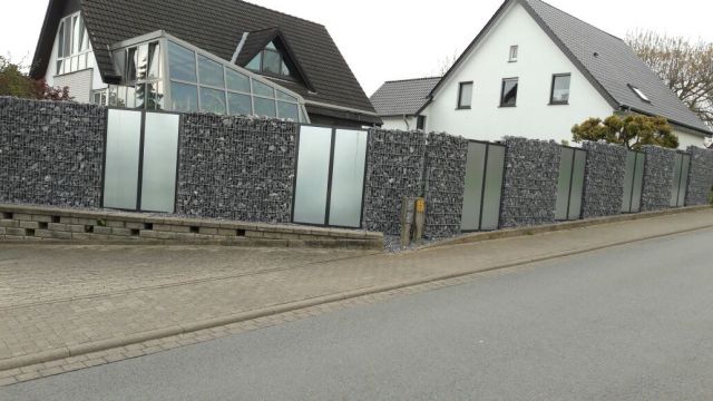 Stabgitterzaun mit Gabione
